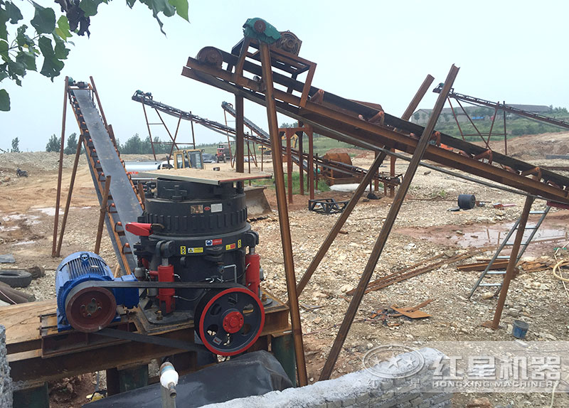 粗碎后的花崗巖經(jīng)過圓錐破再次細碎 粗碎后的花崗巖經(jīng)過圓錐破再次細碎