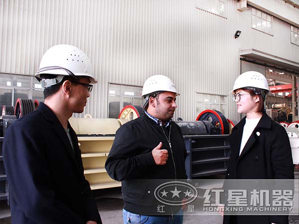 紅星廠家人員陪同用戶(hù)參觀產(chǎn)品