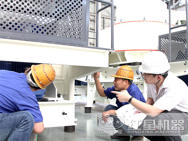 技術(shù)人員正在認真檢測設(shè)備質(zhì)量