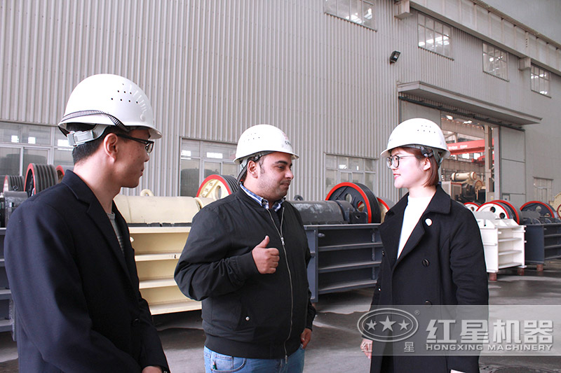 五七破碎石機(jī)價(jià)格優(yōu)惠，客戶實(shí)地考察