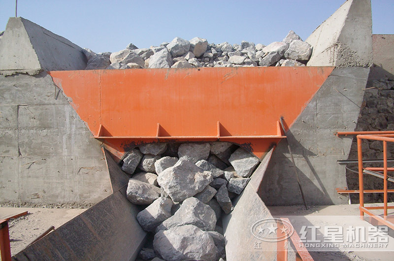 顎式破碎機進料口細節(jié)圖 顎式破碎機進料口細節(jié)圖