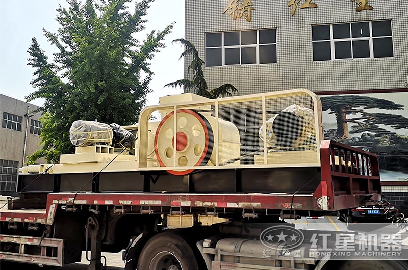 對(duì)輥式破碎機(jī)裝車發(fā)貨 對(duì)輥式破碎機(jī)裝車發(fā)貨