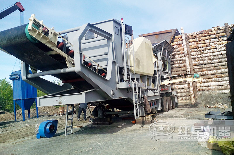 移動式石料生產線現(xiàn)場，配置輪胎式