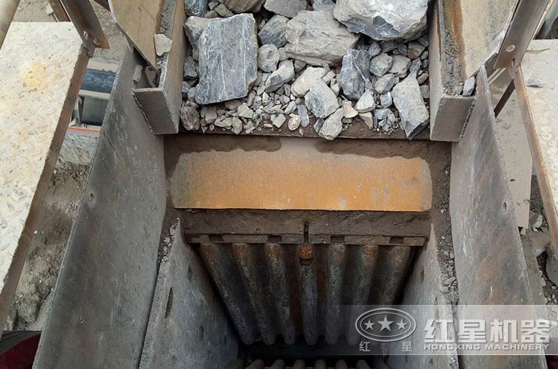 正破碎物料的顎式破碎機(jī) 正破碎物料的顎式破碎機(jī)