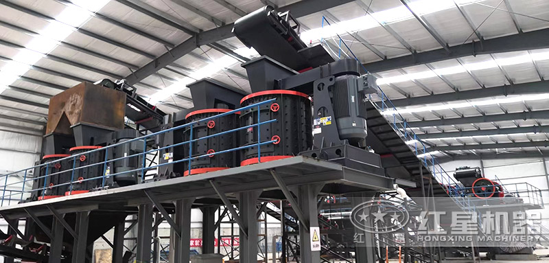 復(fù)合式破碎機(jī)作業(yè)現(xiàn)場(chǎng)，多臺(tái)設(shè)備搭配