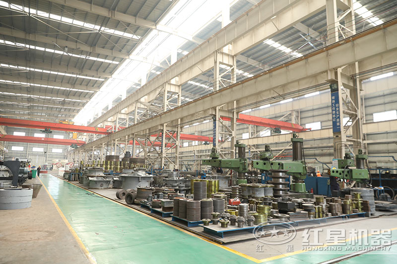 紅星機(jī)器移動(dòng)磕石機(jī)廠(chǎng)家車(chē)間一角（配件區(qū)）