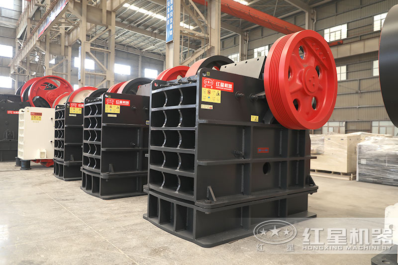 顎式破碎機型號規(guī)格多，400鄂破更受歡迎