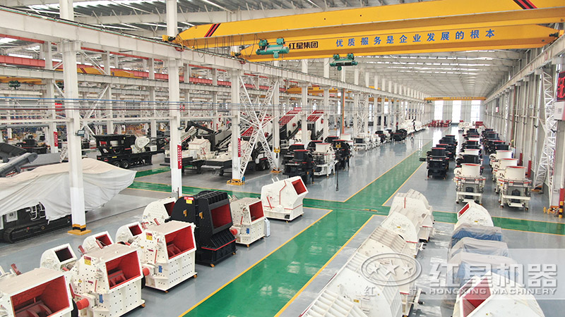 紅星破碎制砂設(shè)備生產(chǎn)車間，設(shè)備種類齊全