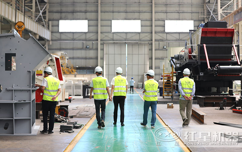 紅星機(jī)器磕石機(jī)廠(chǎng)家，客戶(hù)來(lái)實(shí)地考察