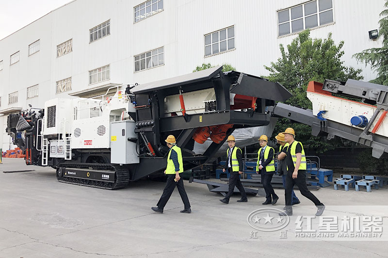 煤炭破碎機價格實惠，客戶來廠考察