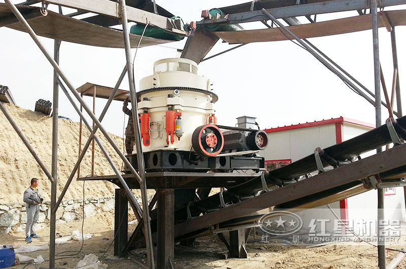 大型石料生產現(xiàn)場，配置顎式破碎機+圓錐破碎機