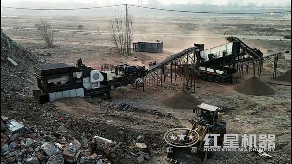 車載移動顎式破石機山東作業(yè)現(xiàn)場圖 車載移動顎式破石機山東作業(yè)現(xiàn)場圖