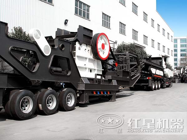 整裝待發(fā)的汽車式移動破碎機(jī) 整裝待發(fā)的汽車式移動破碎機(jī)