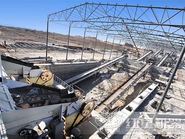 生產(chǎn)線上顎式破碎機(jī)特寫 生產(chǎn)線上顎式破碎機(jī)特寫