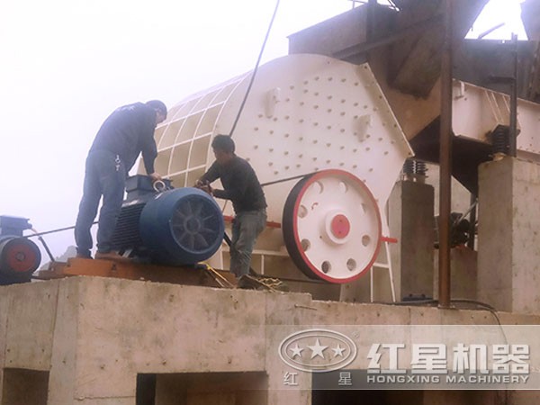 時產(chǎn)150噸錘式破石機(jī)_碎石機(jī)現(xiàn)場圖 時產(chǎn)150噸錘式破石機(jī)_碎石機(jī)現(xiàn)場圖