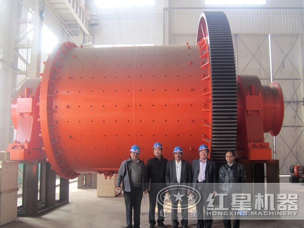 紅星技術(shù)專家與環(huán)保節(jié)能大型球磨機(jī)合影留念 紅星技術(shù)專家與環(huán)保節(jié)能大型球磨機(jī)合影留念