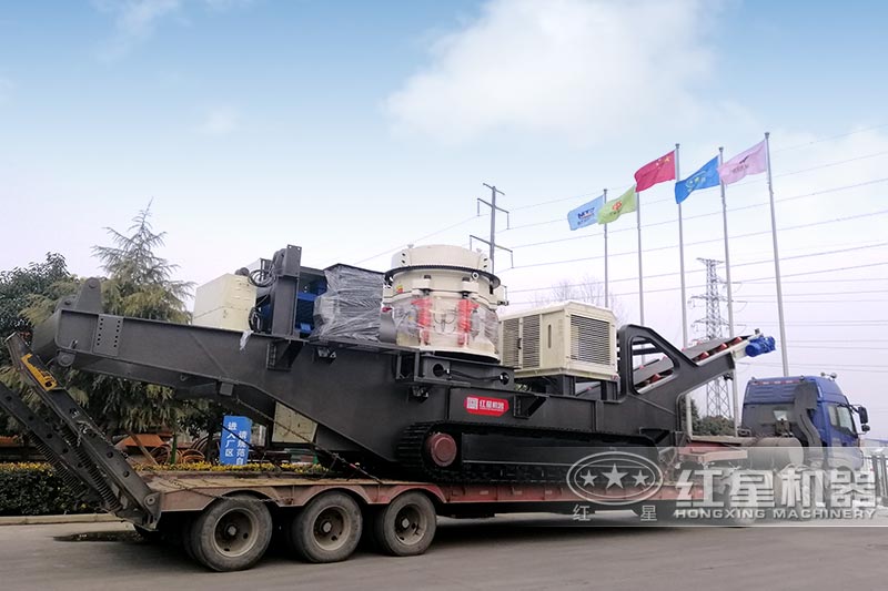 正在發(fā)往客戶作業(yè)現(xiàn)場的流動(dòng)碎石機(jī)械設(shè)備