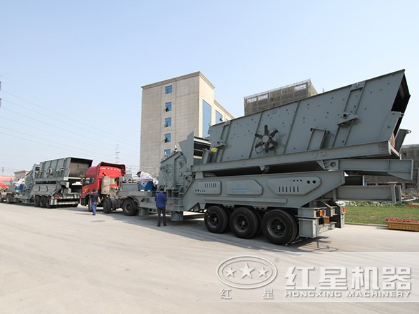 車頭牽引下正在前行的青石移動磕石機(jī) 車頭牽引下正在前行的青石移動磕石機(jī)