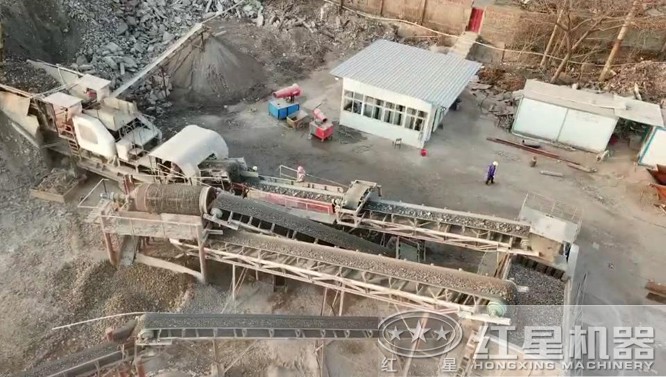 每小時300噸車載移動粉碎機(jī)施工現(xiàn)場 每小時300噸車載移動粉碎機(jī)施工現(xiàn)場