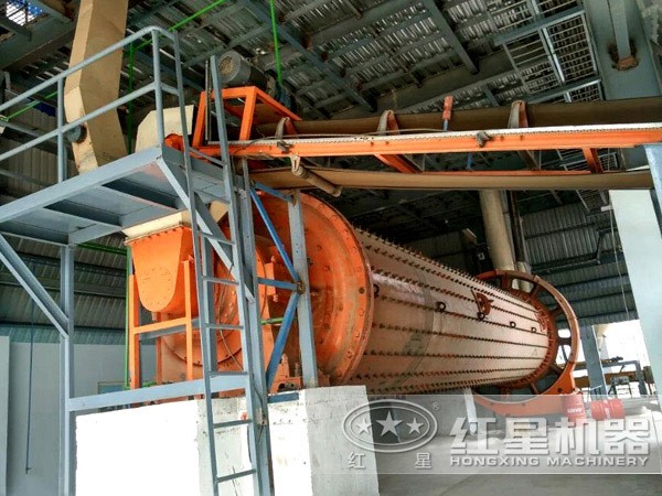 大型球磨機(jī)作業(yè)現(xiàn)場 大型球磨機(jī)作業(yè)現(xiàn)場