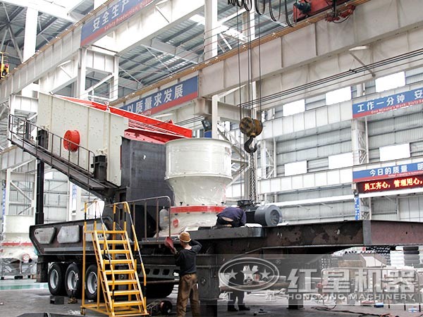 紅星工匠正在鑄造安裝有單缸圓錐破的移動制沙機(jī)
