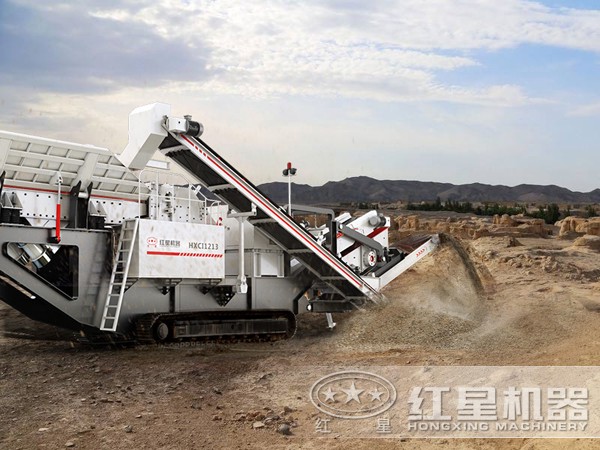 履帶式移動打石機(jī)的碎石現(xiàn)場 履帶式移動打石機(jī)的碎石現(xiàn)場