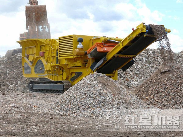 履帶混凝土移動破碎機(jī)作業(yè)現(xiàn)場