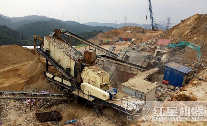 輪胎式移動破碎站在石料場 輪胎式移動破碎站在石料場