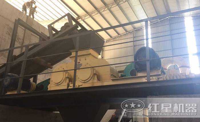 紅星頁巖對輥制砂機(jī)安裝現(xiàn)場 紅星頁巖對輥制砂機(jī)安裝現(xiàn)場