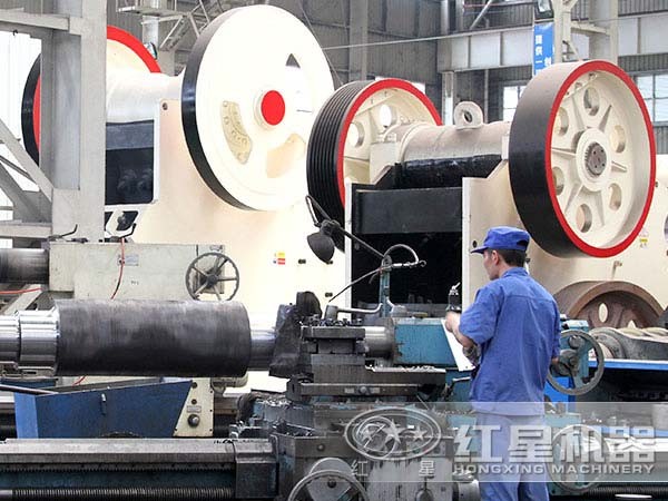 小型粗碎機車間生產(chǎn)現(xiàn)場 小型粗碎機車間生產(chǎn)現(xiàn)場