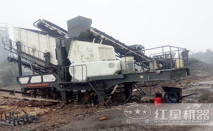 輪胎裝置的流動(dòng)石頭破碎機(jī)作業(yè)現(xiàn)場 輪胎裝置的流動(dòng)石頭破碎機(jī)作業(yè)現(xiàn)場