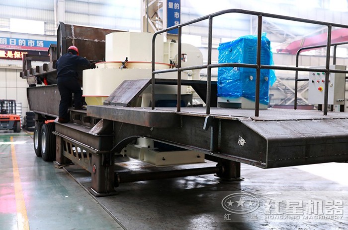 小型移動制砂機車間工人作業(yè)現(xiàn)場 小型移動制砂機車間工人作業(yè)現(xiàn)場