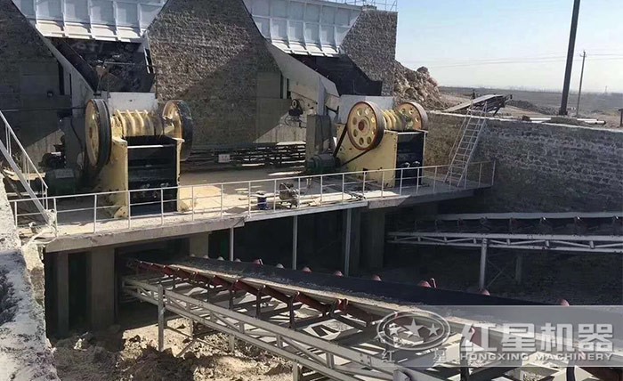 顎式破碎機(jī)用作石頭的粗碎，現(xiàn)場(chǎng)實(shí)拍