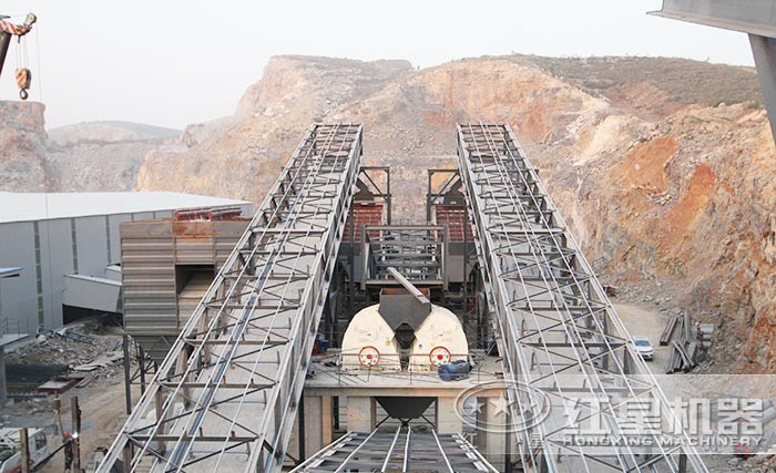 重錘式破碎機(jī)作業(yè)現(xiàn)場 重錘式破碎機(jī)作業(yè)現(xiàn)場