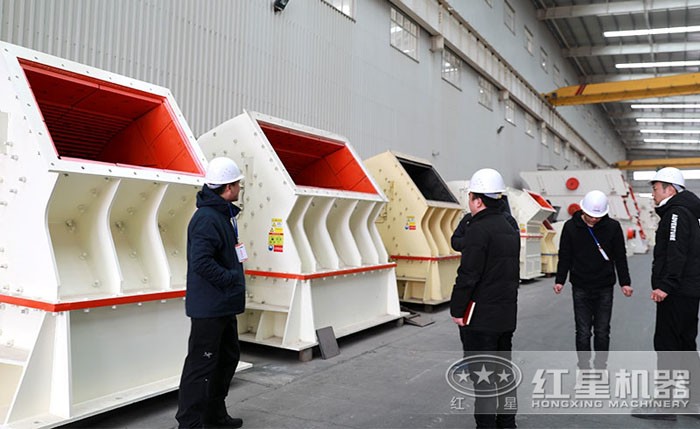 用戶車間參觀重錘式破碎機(jī) 用戶車間參觀重錘式破碎機(jī)