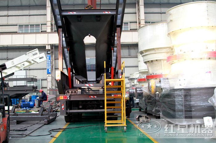 大型車(chē)載式制砂機(jī)給料口細(xì)節(jié) 大型車(chē)載式制砂機(jī)給料口細(xì)節(jié)
