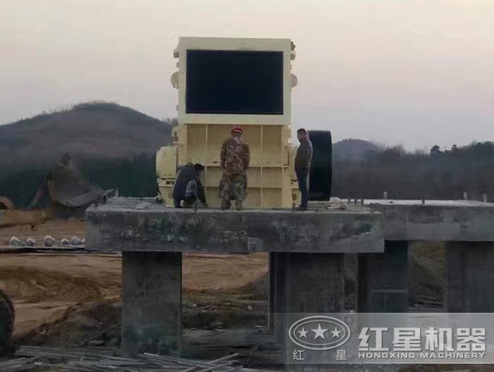 礦渣重型錘破安裝現場 礦渣重型錘破安裝現場