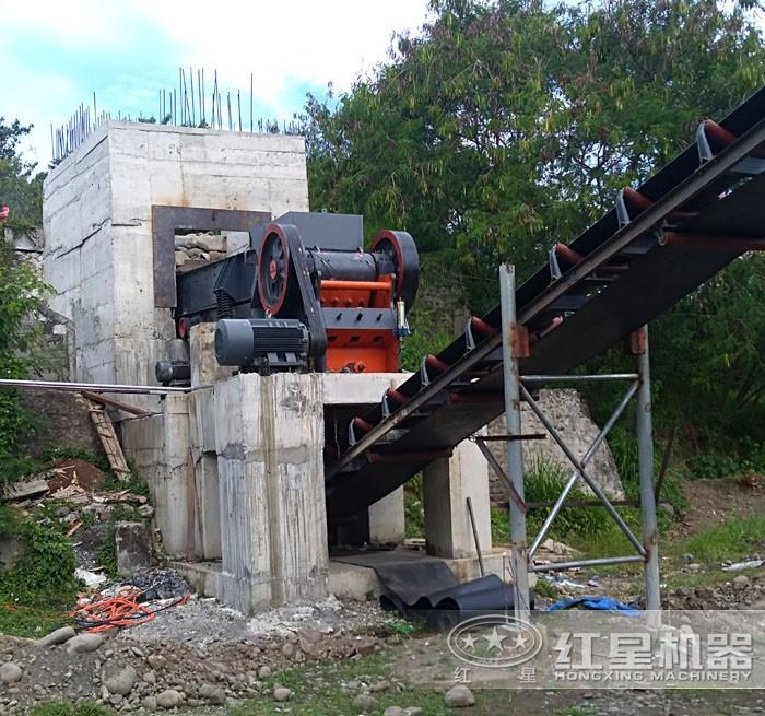 顎式破碎機(jī)特寫(xiě) 顎式破碎機(jī)特寫(xiě)