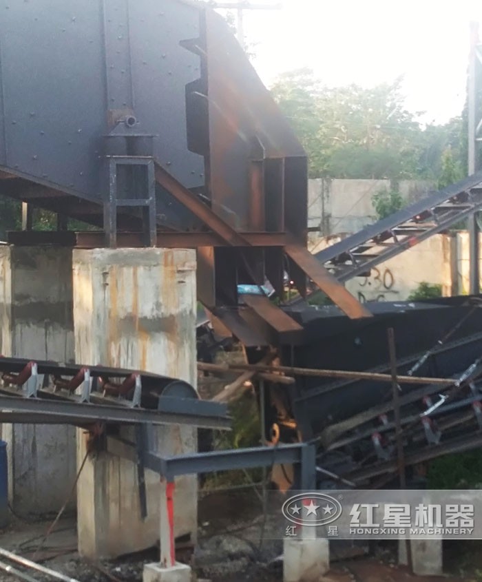 振動(dòng)出料口特寫(xiě) 振動(dòng)出料口特寫(xiě)