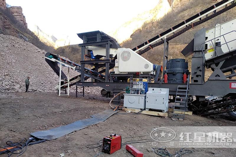 大型流動(dòng)破石機(jī)現(xiàn)場