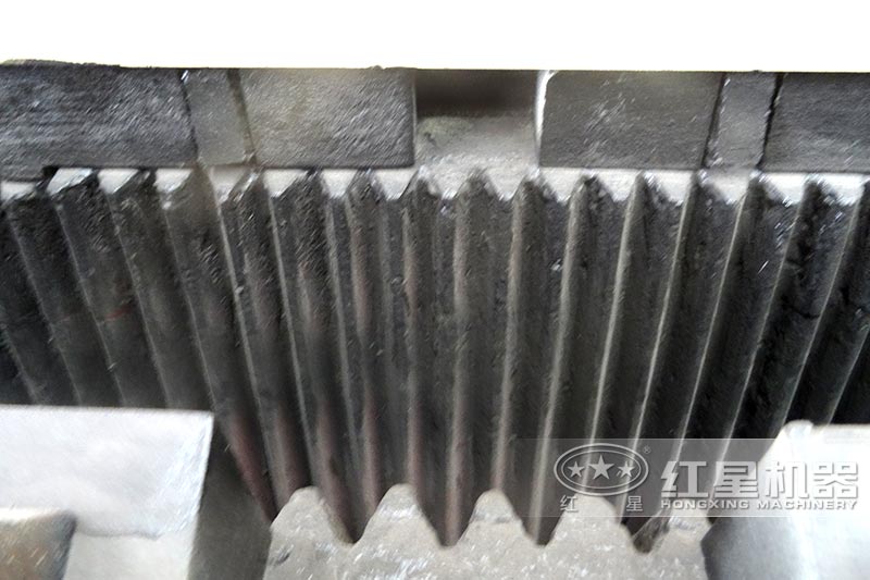 細(xì)顎破機進料口