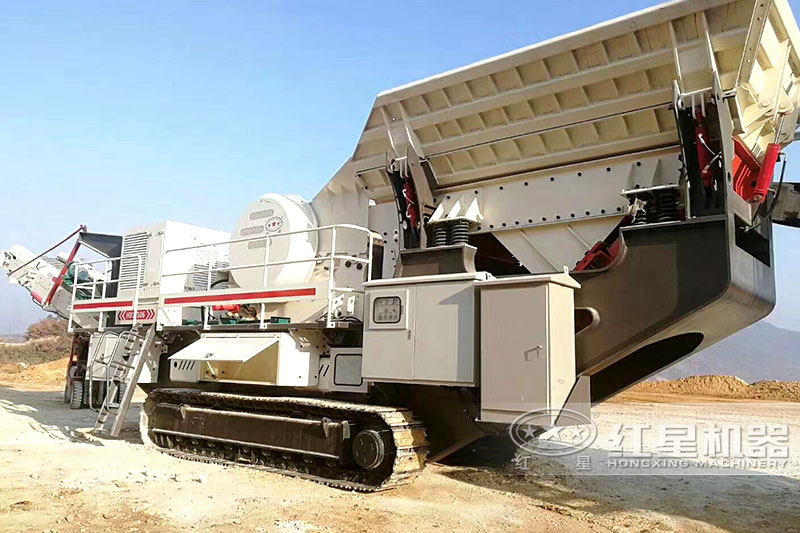 移動(dòng)顎破+給料機(jī)，生產(chǎn)現(xiàn)場(chǎng)