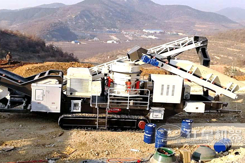 移動(dòng)圓錐破+振動(dòng)篩，生產(chǎn)現(xiàn)場(chǎng)
