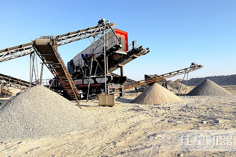 可移動(dòng)式打石頭機(jī)器現(xiàn)場(chǎng)，可加工多種粒度