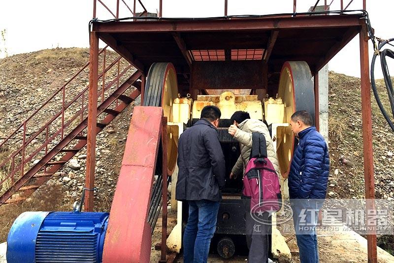 顎破機(jī)現(xiàn)場(chǎng)展示，紅星客戶就近現(xiàn)場(chǎng)參觀