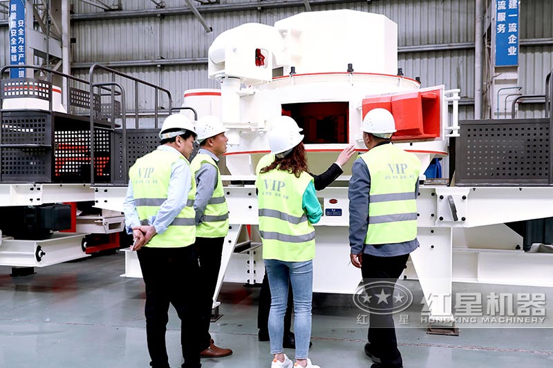 客戶來紅星參觀制砂機，考察廠區(qū)