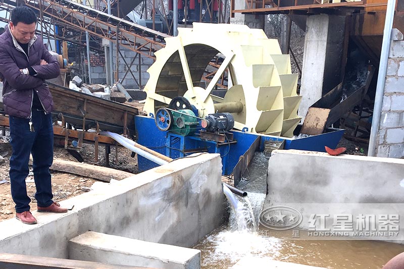 設(shè)置蓄水池，加入絮凝劑可實(shí)現(xiàn)水循環(huán)，環(huán)保