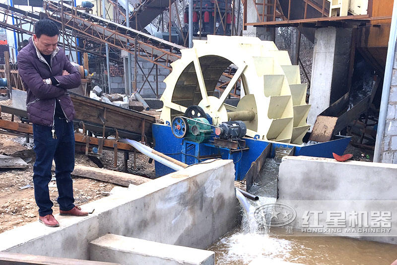 設(shè)置蓄水池，加入絮凝劑可實現(xiàn)水循環(huán)，環(huán)保