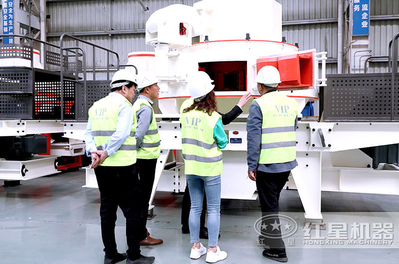 客戶訪問鵝卵石制砂設(shè)備廠家紅星機器