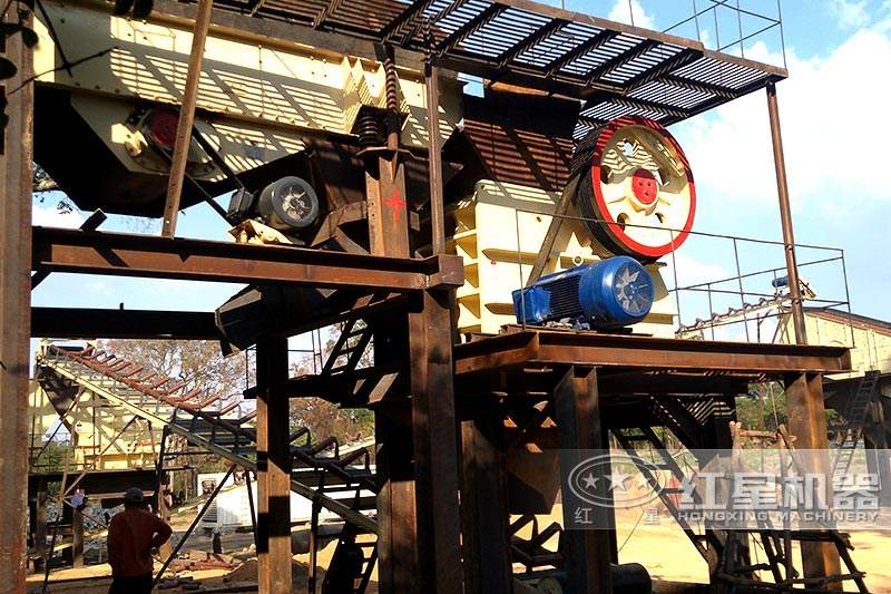 小型碎石機(jī)作業(yè)現(xiàn)場(chǎng)圖 小型碎石機(jī)作業(yè)現(xiàn)場(chǎng)圖